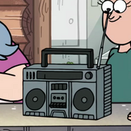 Locutor de Radio Falls también en Gravity Falls: Un verano de misterios (epi. 34).