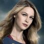 Supergirl (2ª voz) en el Universo Televisivo de DC Comics.