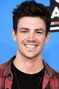 Voz recurrente de Grant Gustin.