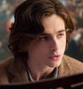 Gatsby-DLNY.jpg (101 kB) Gatsby Welles (Timothée Chalamet) en Día de lluvia en Nueva York (doblaje de Netflix).