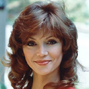 Pamela Barnes Ewing (1ª voz) en Dallas.