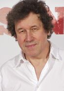 Voz recurrente de Stephen Rea.