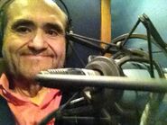 Édgar Vivar durante el doblaje del videojuego.