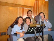 Alfonso Obregón, Anette Ugalde, Moisés Iván Mora y Eduardo Garza durante el doblaje de Koni Chan.