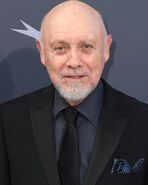 Voz recurrente de Héctor Elizondo.