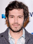 Voz recurrente de Adam Brody.