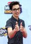 Joey-bragg-2015-radio-disney-music-awards-01.jpg (183 kB) Es la voz habitual de Joey Bragg.