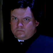 Padre Harris en Scary Movie 2.