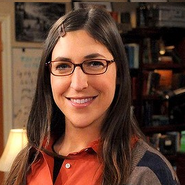 La Dra. Amy Farrah Fowler (Mayim Bialik) (1ª voz) en La teoría del Big Bang.