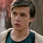 Simón Spier (Nick Robinson) en Yo soy Simón y en Yo soy Victor.