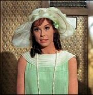 Dorothy Brown (Mary Tyler Moore) en el redoblaje de Millie,Una Chica Moderna.