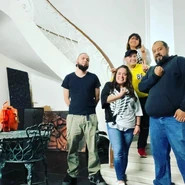 Foto conjunta entre los actores Gerardo Ortega, Dolores Mondragón, Héctor Ireta de Alba, Ana Lobo y el ingeniero de mezcla Julio Caín tras doblar el primer especial de la última temporada.