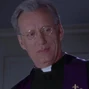 Padre McFeely (James Woods) en Scary Movie 2.