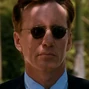 Ned Trent (James Woods) en El especialista (versión Sonomex).