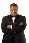 Voz recurrente de Kyle Massey.