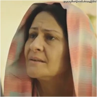 Fikriye en Rosa negra.