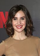 También ha sido la voz recurrente de Alison Brie.