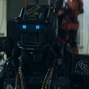 Chappie (Sharlto Copley) en Chappie (doblaje de Showtime).