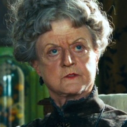 Tía Adelaida (Angela Lansbury) en La nana mágica.