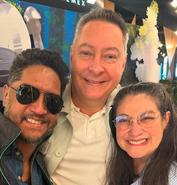 Óscar Flores, Beto Castillo y Gaby Cárdenas en la premiere.
