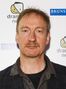 Es la voz recurrente David Thewlis.