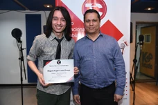 Con el actor de doblaje .