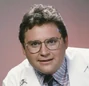 Dr. Elliot Axelrod (Stephen Furst) (1ª voz) en Hospital San Eligius.