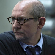 Dr. Franklin Hall (Ian Hart) en Marvel's Agents of S.H.I.E.L.D.