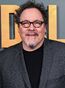 Es la voz habitual del actor y director Jon Favreau.