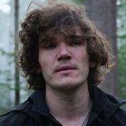 Griff (Luke Latchman) en Cenicienta (2021).