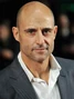Voz recurrente de Mark Strong.