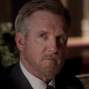 Robert Queen (1ª voz) en Arrow.