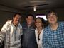 Foto N.º 14. Con Ricardo Mendoza, voz de Yamcha, Carlos Segundo, voz de Piccoro y Laura Torres, voz de Goten, Goku (niño) y Recepcionista de la Corporación Cápsula.