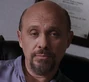 Dr. Simon (Héctor Elizondo) en Casa segura.
