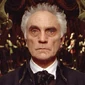 Ramsley (Terence Stamp) en La mansión embrujada.