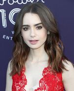 Voz recurrente de Lily Collins.