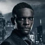 Lucius4.jpg (19 kB) Lucius Fox en Gotham (temp. 1).