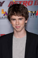 Voz recurrente de Freddie Highmore.