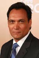 Es la voz habitual de Jimmy Smits.