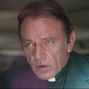 Padre Philip Lamont (Richard Burton) en el redoblaje de El exorcista II: El hereje.