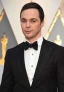 Es la voz recurrente de Jim Parsons.