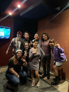 Luis Leonardo Suárez junto a la productora Stephanie Chiquini Arizmendi y el ingeniero Rodrigo Guevara junto a parte del elenco de ambientes de la película.