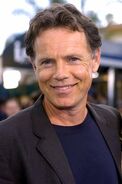 También es la voz recurrente de Bruce Greenwood.