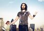 Russell Brand en el documental El Traje Nuevo del Emperador.