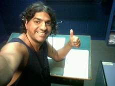 Hernán durante el doblaje