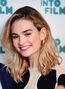 También es la voz recurrente de Lily James.