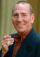 Voz recurrente de Pete Postlethwaite.