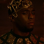 Thoth (Chadwick Boseman) en Dioses de Egipto (doblaje argentino).