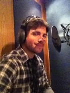 Sergio Bonilla durante el doblaje del videojuego.