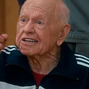 Gus (Mickey Rooney) en Una noche en el museo 3: El secreto de la tumba.